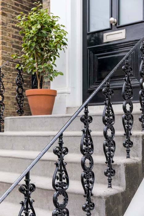 Metal Railings for London Home, British Spirals & Castings British Spirals & Castings Classic style houses