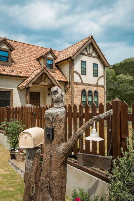 有限会社グリーンアンドハウス Casas De Estilo Clasico Homify
