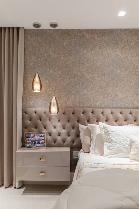 Quarto do casal/ cabeceira/ criado mudo/ papel de parede/ pendente | homify