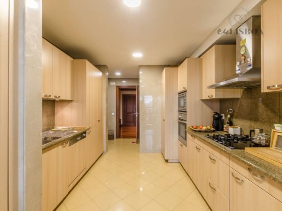 Apartamento T4 na Estrela - Lisboa Cozinhas mediterrânicas por EU LISBOA Mediterrânico