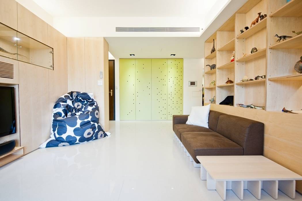 蘋果淡綠的洞洞牆櫃面讓空間更有清爽的感覺 直方設計有限公司 Scandinavian style walls & floors