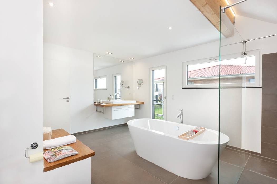 Badezimmer Mit Freistehender Wanne Im Zentrum Moderne Badezimmer