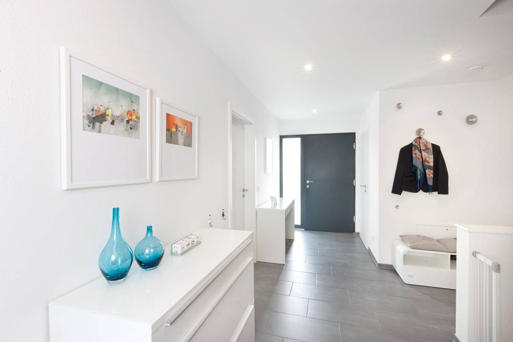 Flurbereich TALBAU-Haus GmbH Modern Corridor, Hallway and Staircase Flur,Diele,Hauseingang,Garderobe
