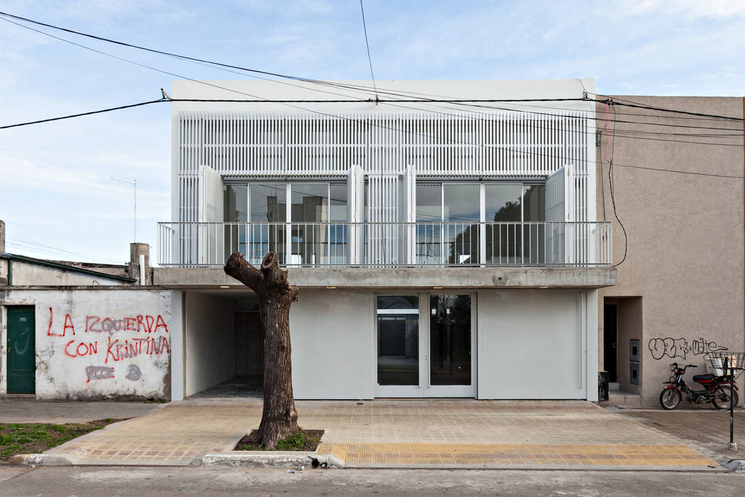 Diseño de 4 Viviendas con Patio en La Plata por por SMF Arquitectos, SMF Arquitectos / Juan Martín Flores, Enrique Speroni, Gabriel Martinez SMF Arquitectos / Juan Martín Flores, Enrique Speroni, Gabriel Martinez Casas modernas: Ideas, imágenes y decoración