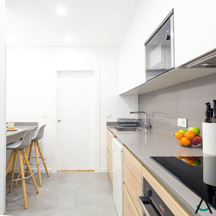 Proyecto de reforma e interiorismo en una vivienda en Barcelona por Estudi Aura, Estudi Aura, decoradores y diseñadores de interiores en Barcelona Estudi Aura, decoradores y diseñadores de interiores en Barcelona Small kitchens Wood Wood effect