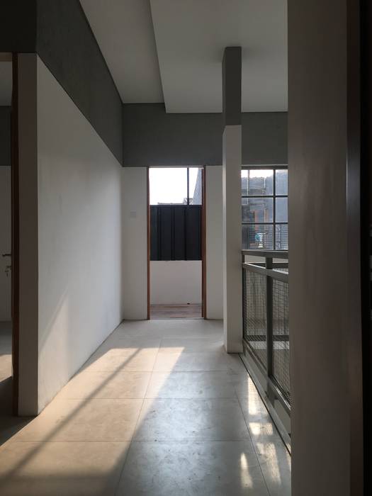 Koridor dan Lorong 2 indra firmansyah architects Koridor & Tangga Minimalis