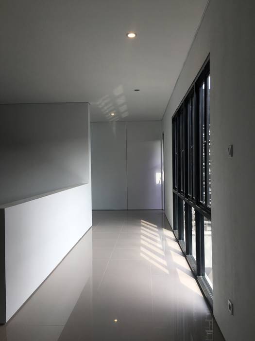 Koridor Lantai 2 indra firmansyah architects Koridor & Tangga Minimalis