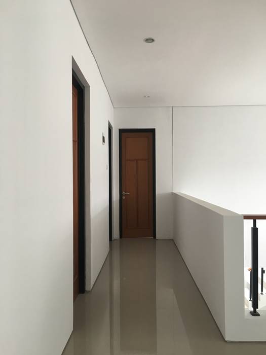 Komplek Bougenville Antapani Bandung, indra firmansyah architects indra firmansyah architects Minimalist corridor, hallway & stairs