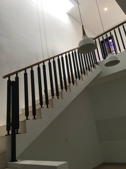 Komplek Bougenville Antapani Bandung, indra firmansyah architects indra firmansyah architects Stairs