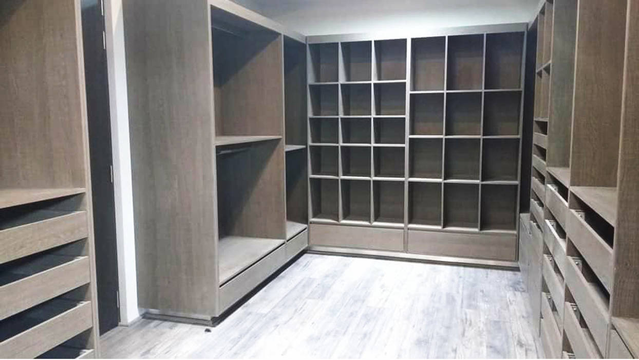 Vestidores, Idee diseño & mobiliario Idee diseño & mobiliario Minimalist dressing room Engineered Wood Transparent