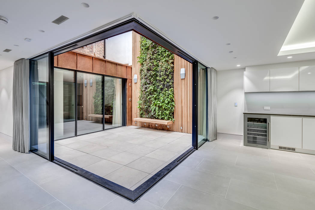 Welbeck Street homify Glass doors Aluminium/Zinc ​Open corner sliding,frameless corners,iq glass,kitchen,minimal windows,keller