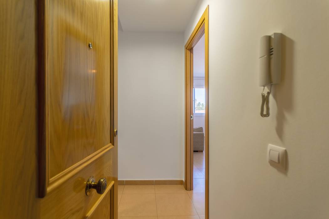 Home Staging en bonito piso amueblado, Home Staging Tarragona - Deco Interior Home Staging Tarragona - Deco Interior Koridor & Tangga Gaya Mediteran