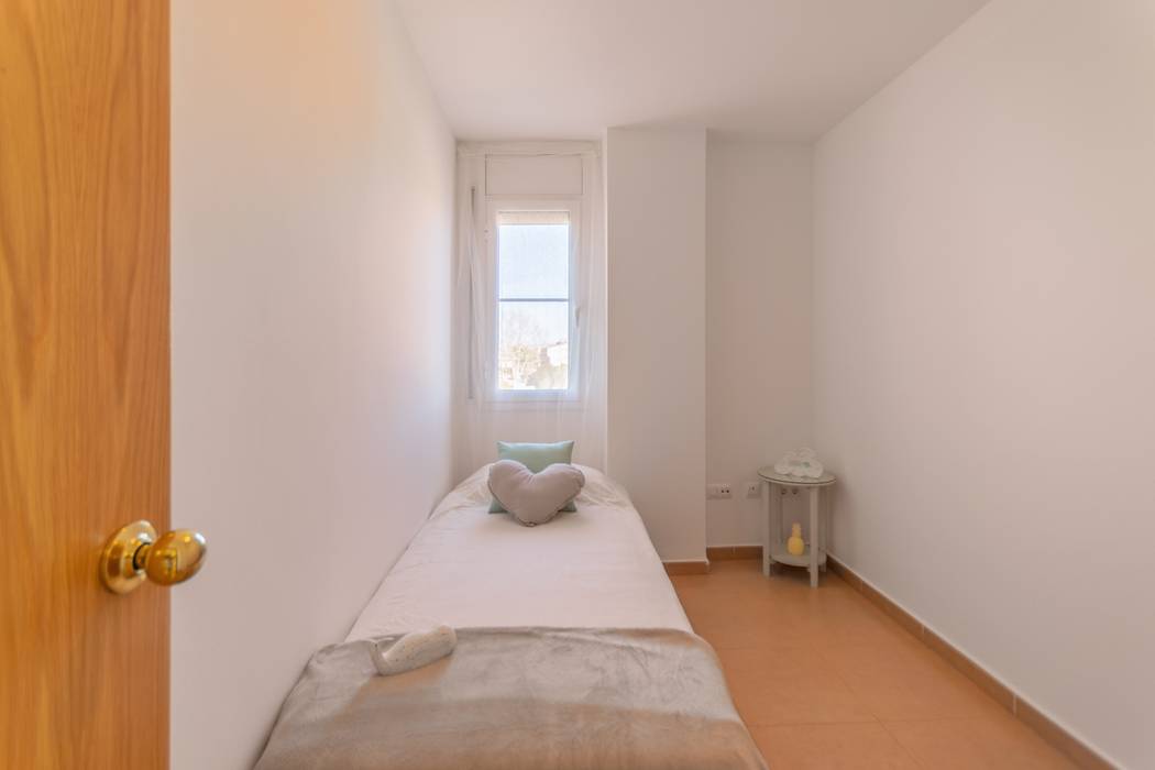 Home Staging en bonito piso amueblado, Home Staging Tarragona - Deco Interior Home Staging Tarragona - Deco Interior Kamar Bayi/Anak Gaya Mediteran