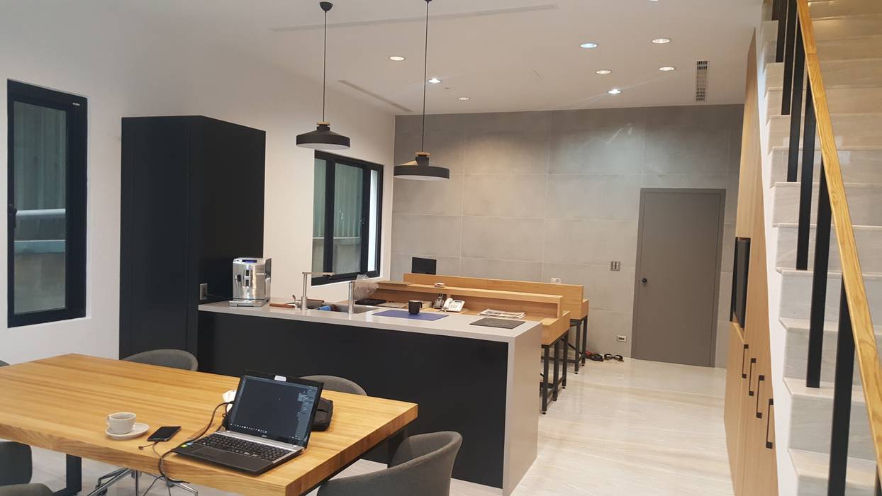 老舊辦公室變身極簡現代風, XY DESIGN - XY 設計 XY DESIGN - XY 設計 書房/辦公室 桌子,家具,建筑,木头,室内设计,桌子,地面,地板,办公用品,硬木
