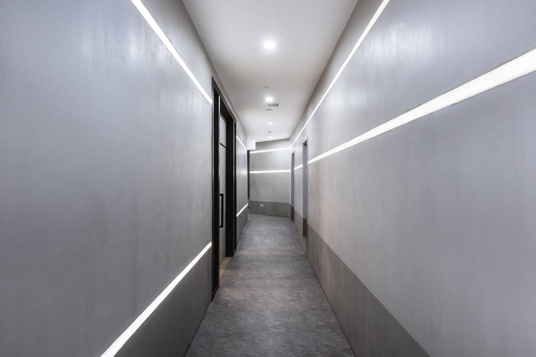 極簡主義的精品健身會所, On Designlab.ltd On Designlab.ltd Corredores, halls e escadas minimalistas