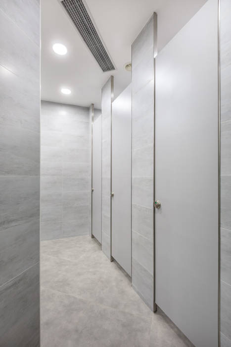 極簡主義的精品健身會所, On Designlab.ltd On Designlab.ltd Ванна кімната Туалети