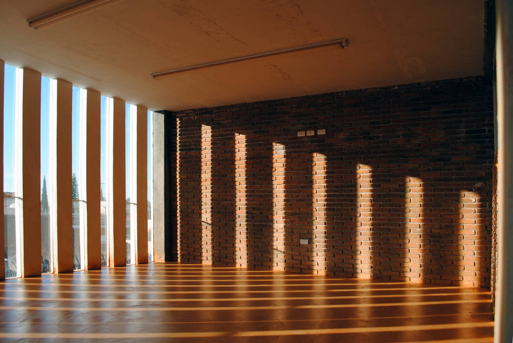 Interior de las aulas Moctezuma Arquitecto Estudios y despachos modernos Ladrillos shadow,brick,iluminacion natural,ventilacion natural,tabique aparente,cemento pulido,window,light