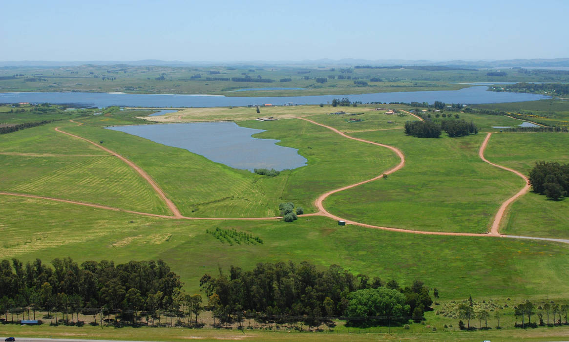 Proyecto Laguna de los Cisnes en Uruguay, Patagonia Log Homes - Arquitectos - Neuquén Patagonia Log Homes - Arquitectos - Neuquén Rumah teras