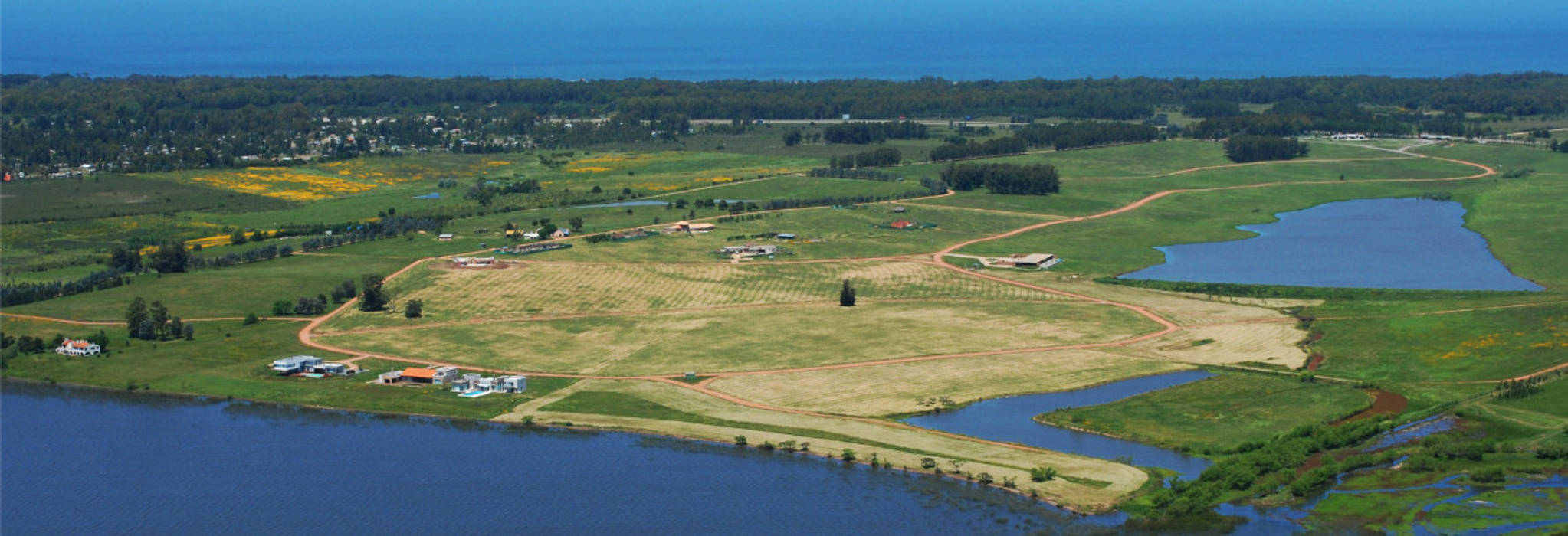 Proyecto Laguna de los Cisnes en Uruguay, Patagonia Log Homes - Arquitectos - Neuquén Patagonia Log Homes - Arquitectos - Neuquén Nhà có sân thượng