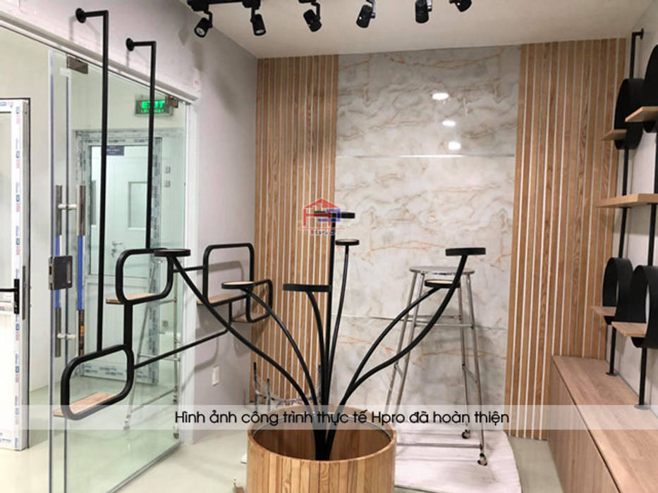 Ảnh thực tế kệ trưng bày chính gỗ laminate trong showroom Nội thất Hpro Commercial spaces nội thất gỗ laminate,nội thất showroom,báo giá gỗ laminate,gỗ laminate,