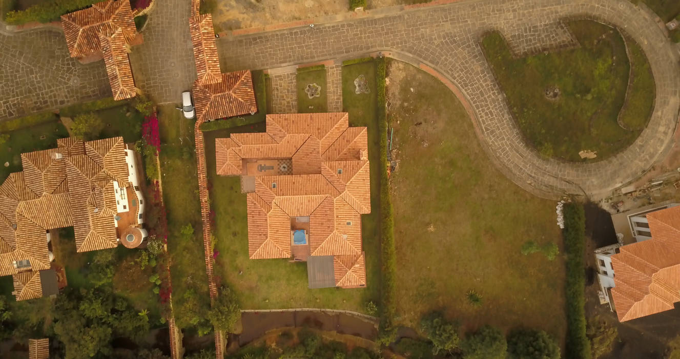 casa La Redonda, cesar sierra daza Arquitecto cesar sierra daza Arquitecto Hipped roof Ceramic