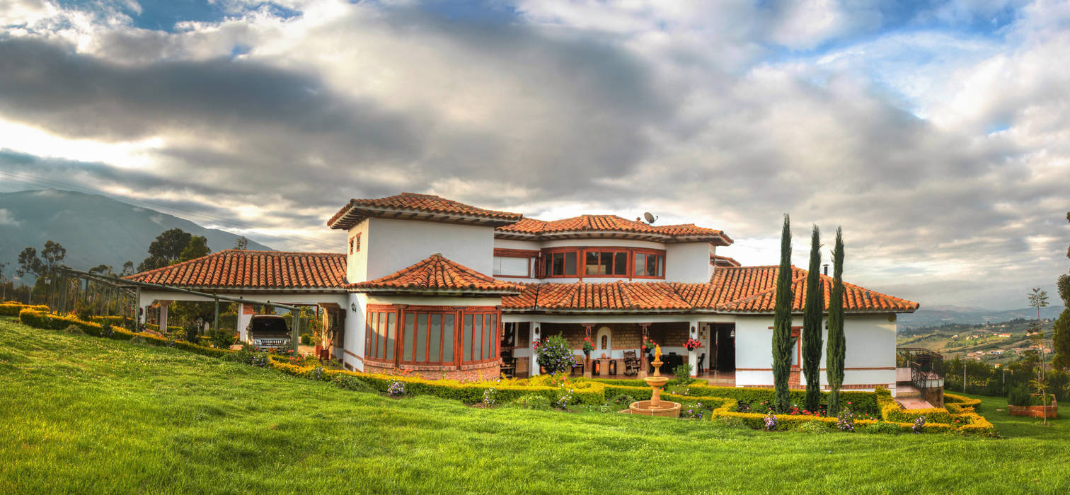 Fachada posterior cesar sierra daza Arquitecto Casas de estilo rústico Cerámico