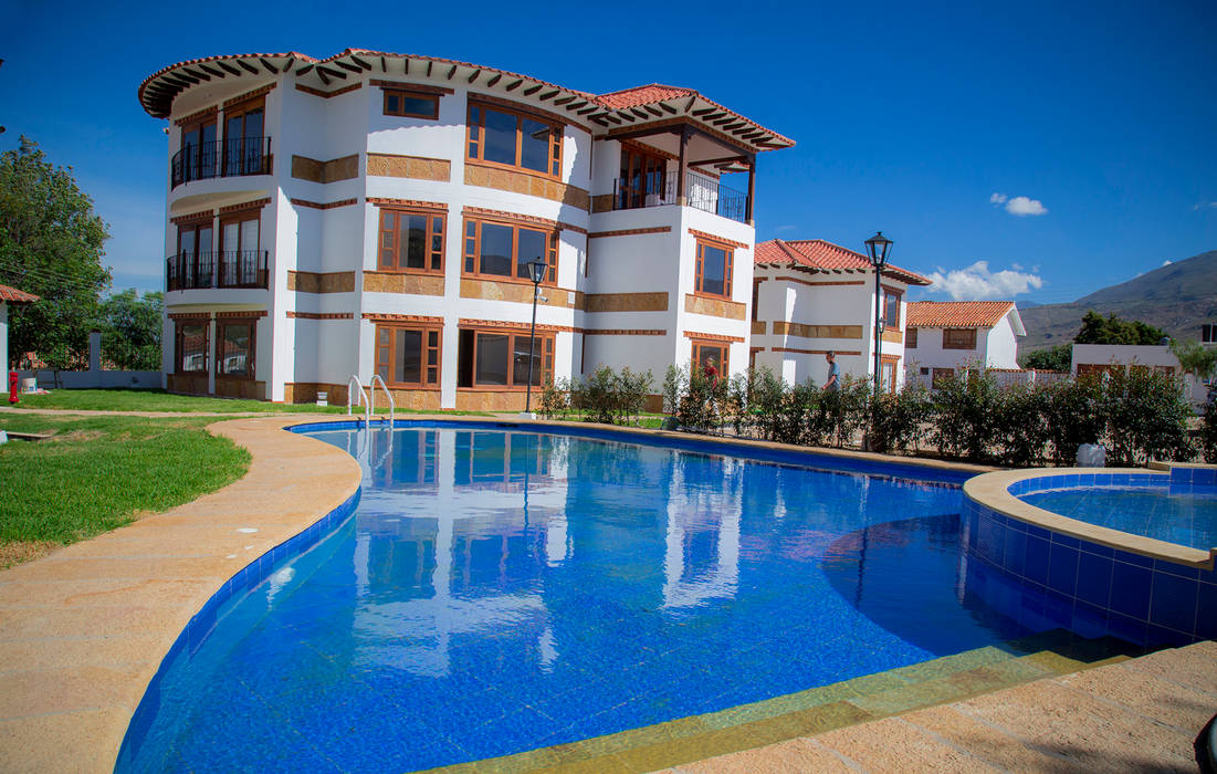 Zona de piscina cesar sierra daza Arquitecto Casas multifamiliares Cerámico