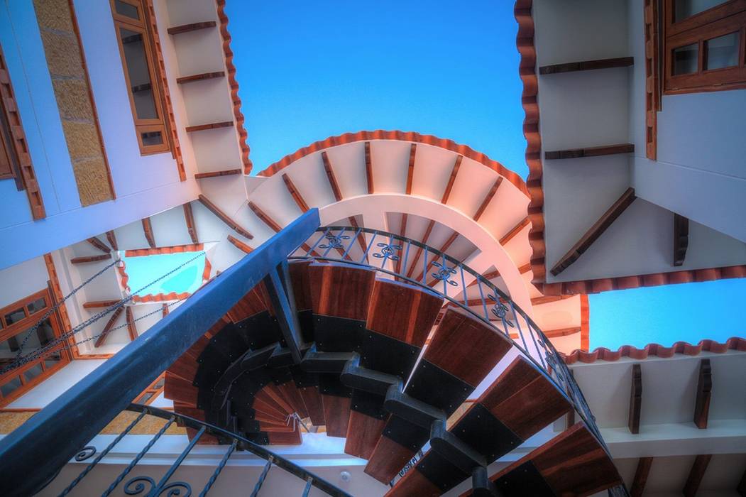 Detalle de aleros y escalera cesar sierra daza Arquitecto Escaleras Derivados de madera Transparente