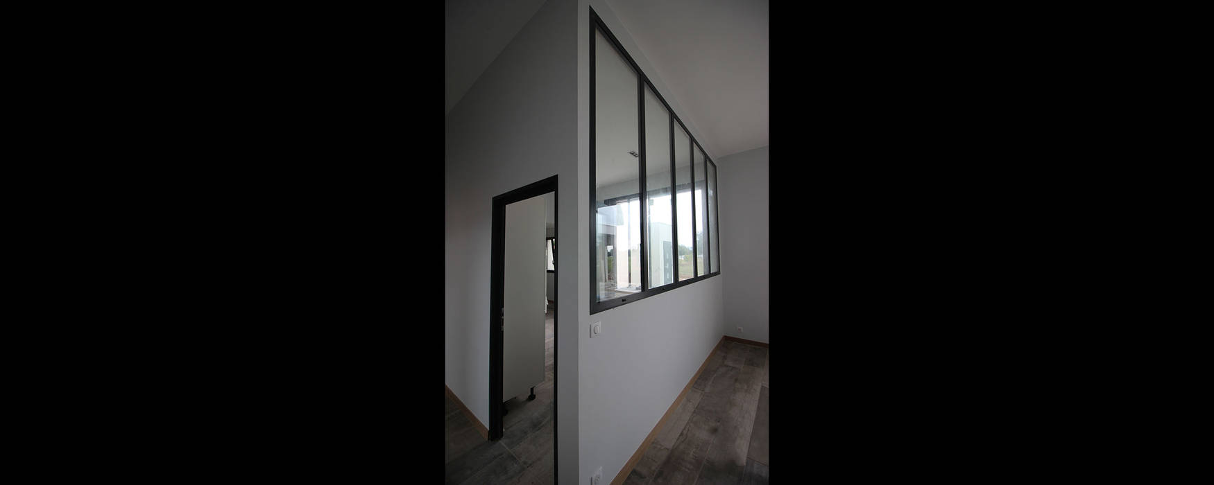 Maison contemporaine mix de matériaux, Atelier SCENARIO Atelier SCENARIO Modern windows & doors