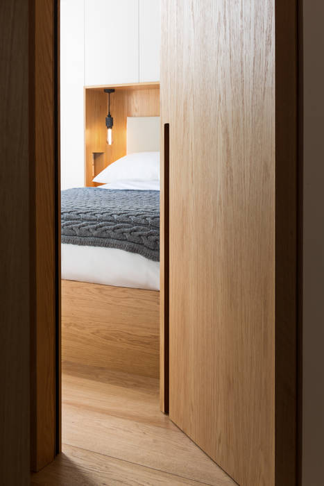 Timber Doorway to Bedroom Shape London Chambre moderne