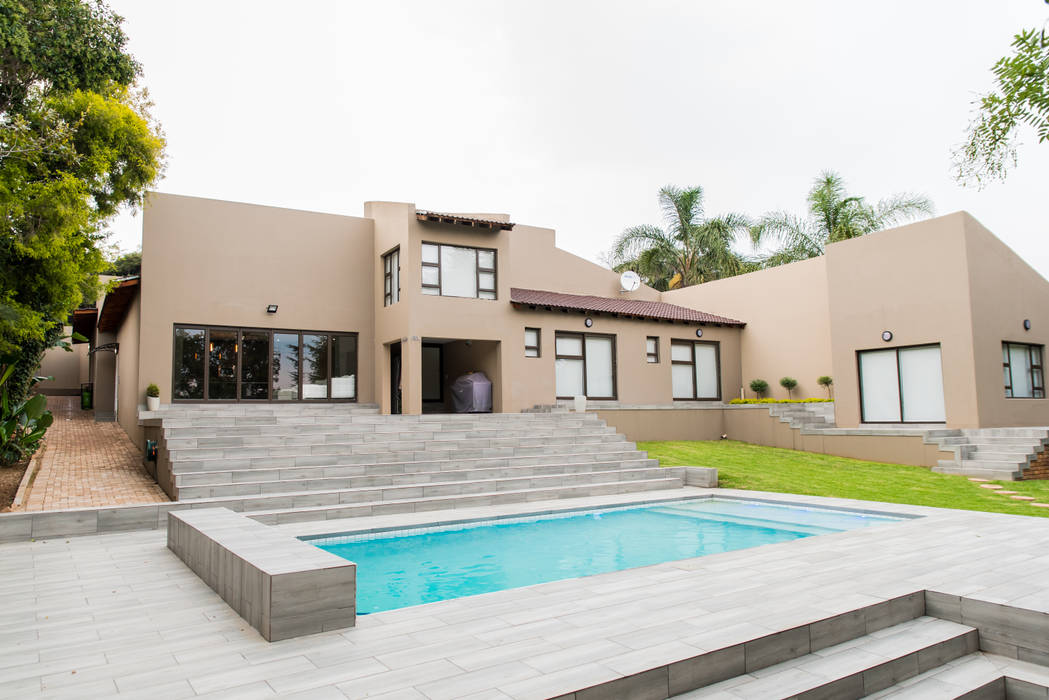 Gamito Residence: a modern look for the outside TOP CENTRE PROPERTIES GROUP (PTY) LTD Modern houses