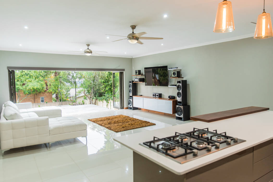 Gamito Residence: A fresh garden view TOP CENTRE PROPERTIES GROUP (PTY) LTD Modern living room