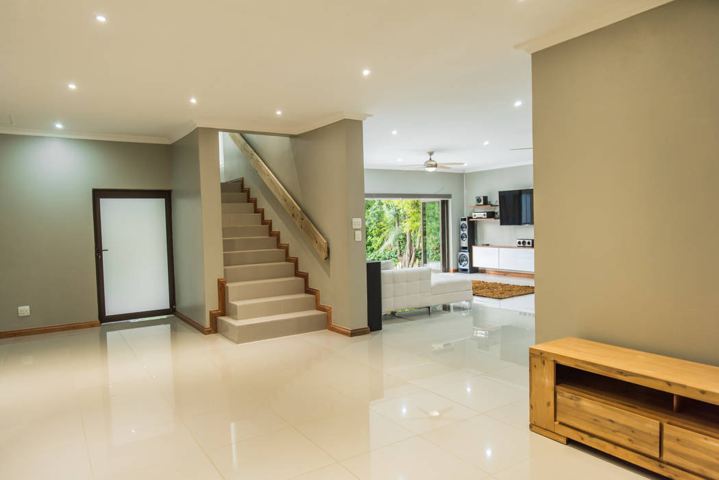 Gamito Residence: Open interiors TOP CENTRE PROPERTIES GROUP (PTY) LTD Living room