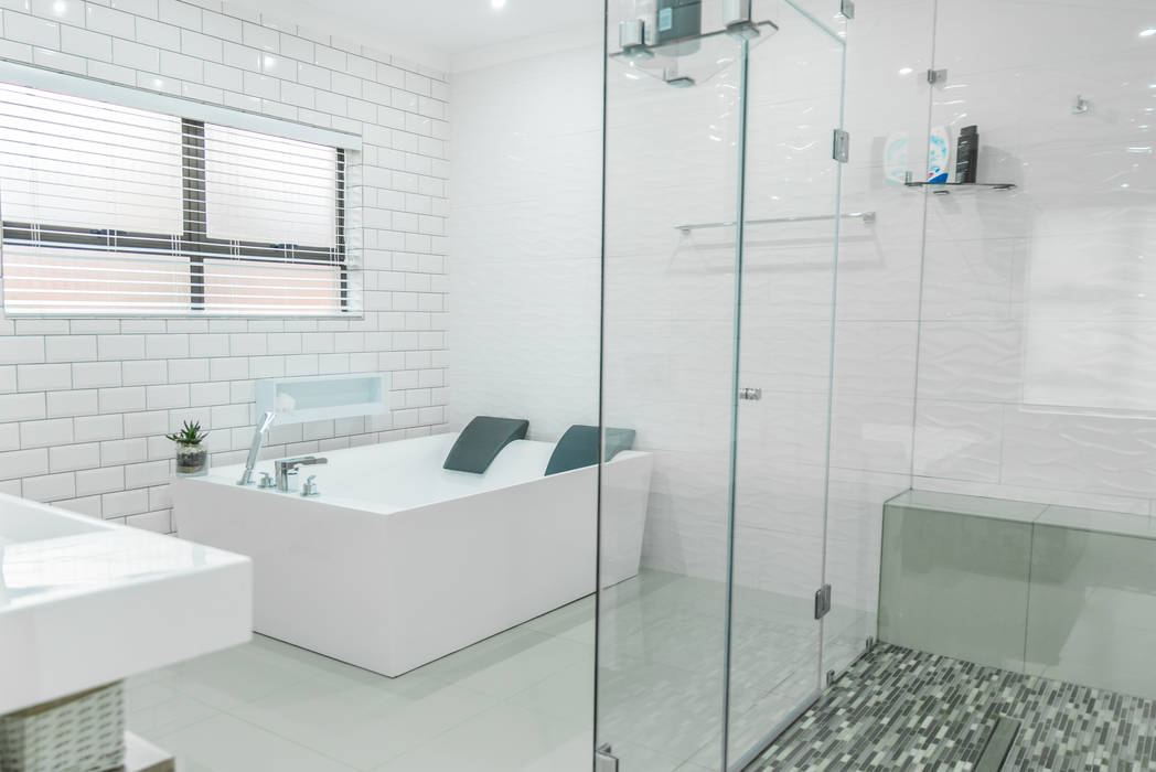 Gamito Residence: The modern bathroom TOP CENTRE PROPERTIES GROUP (PTY) LTD Modern Bathroom