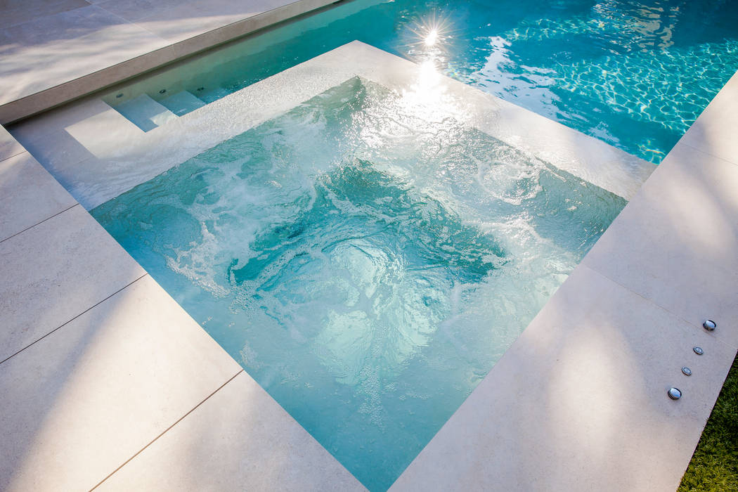 Outdoor Hydrotherapy Pool & Spa London Swimming Pool Company Piscine moderne Béton Luxury outdoor pool