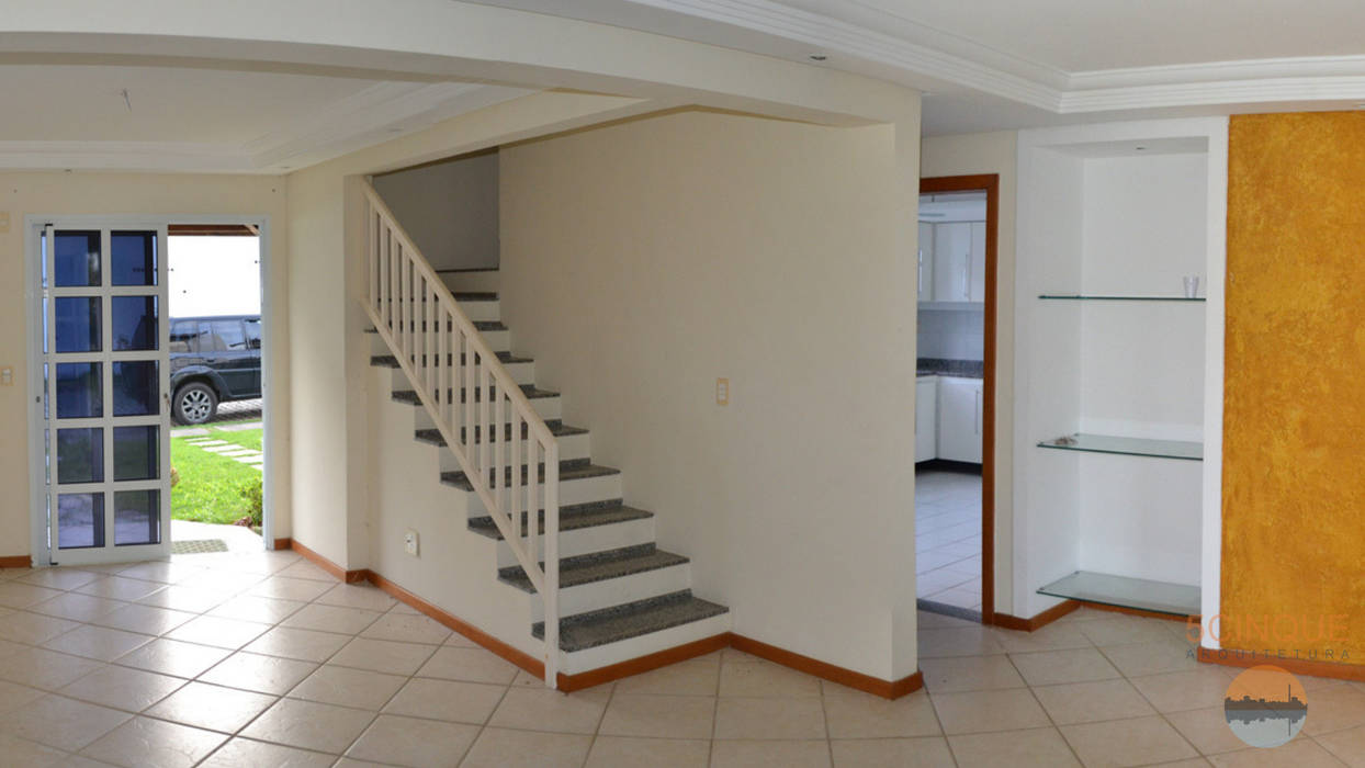 Sala da Residência de Médica em Salvador antes da Reforma 5CINQUE ARQUITETURA LTDA Corredores, halls e escadas modernos