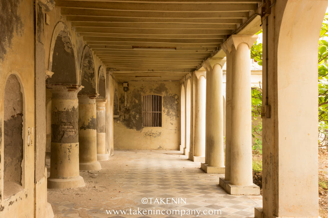 Abandoned School Pondicherry, TakenIn TakenIn Koridor & Tangga Klasik
