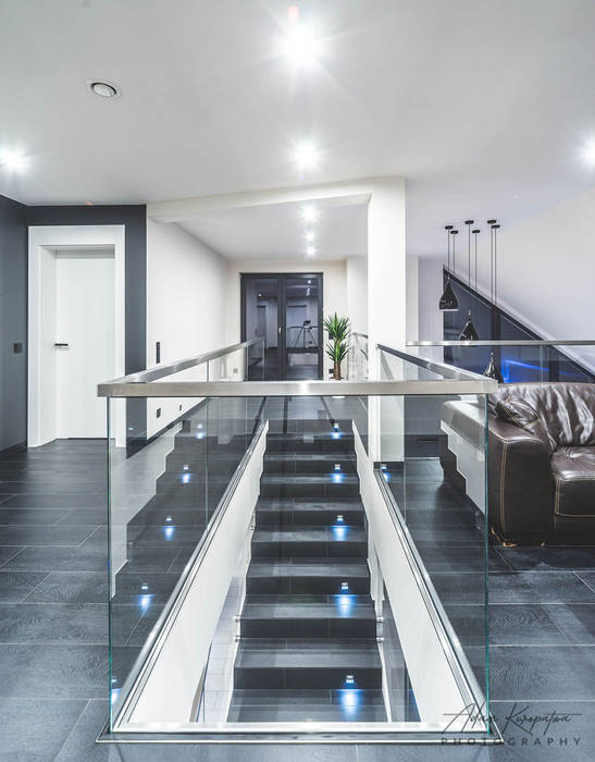Realizacja salonu w domu jednorodzinnym w Rudzie Śląskiej Archi group Adam Kuropatwa Minimalistyczny korytarz, przedpokój i schody