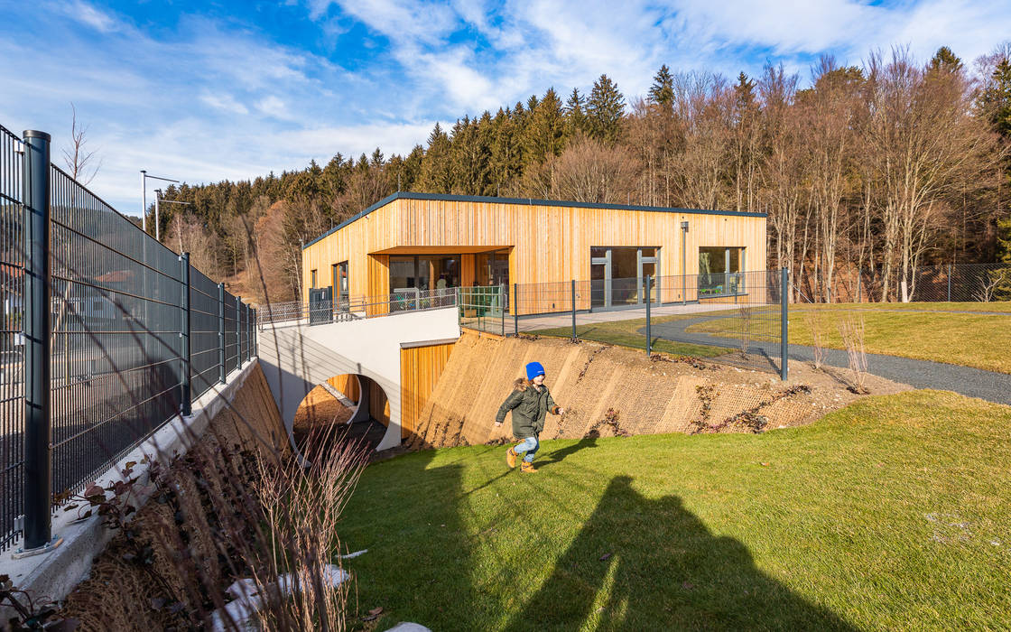 Südostfassade archipur Architekten aus Wien Gewerbeflächen Holz Holznachbildung Kindergarten, Holzfassade, Tunnelrampe,Schulen