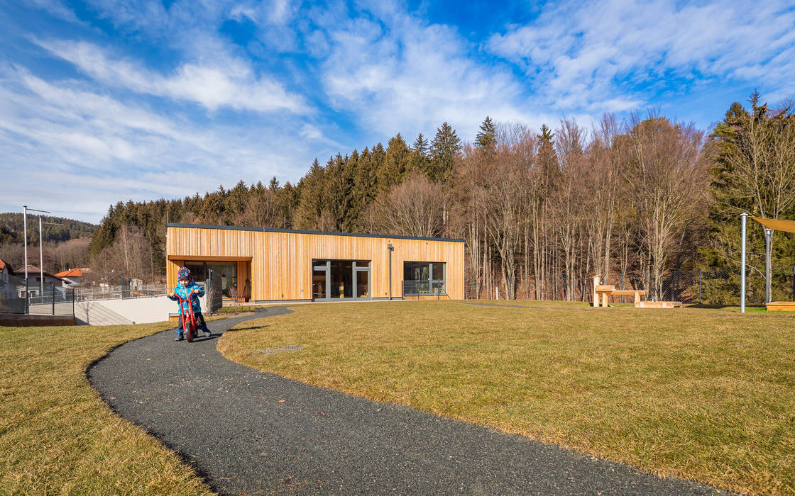 Wohlfühl-Kindergarten aus Holz , archipur Architekten aus Wien archipur Architekten aus Wien مساحات تجارية خشب Wood effect مدارس