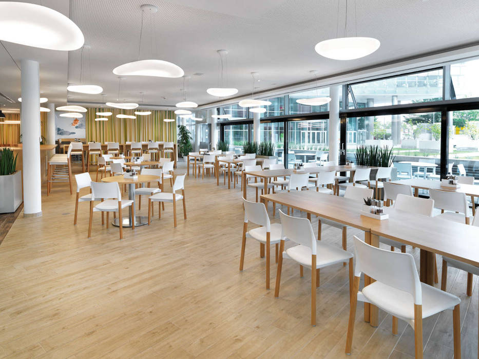Essbereich 2 archipur Architekten aus Wien Gewerbeflächen abgehängte Leuchten, Restaurant, Holzoptikfliesen, Fliesen in Holzoptik ,Gastronomie