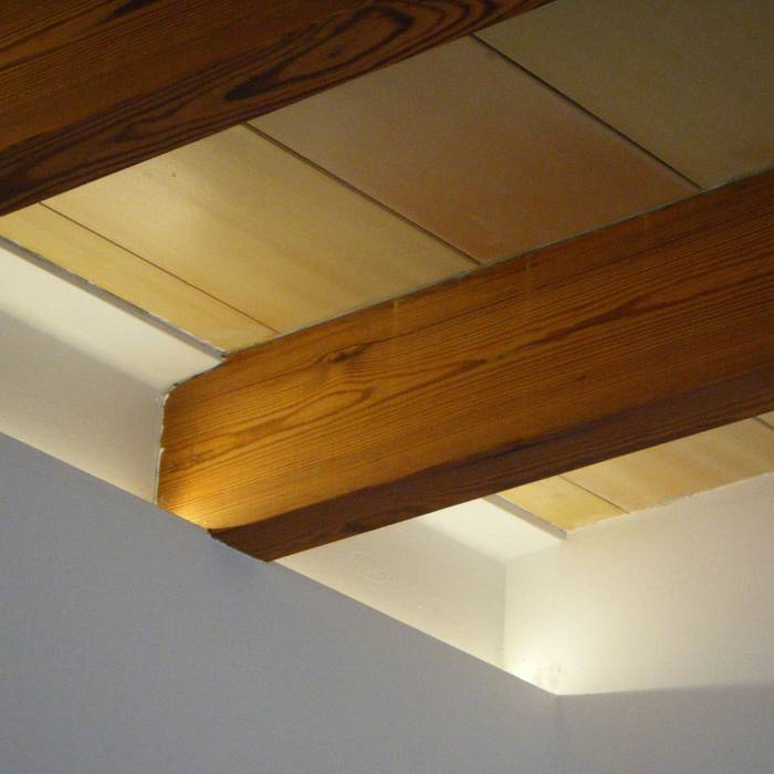 Detalle de iluminación y encuentro de viga de madera homify Comedores de estilo mediterráneo madera,iluminacion