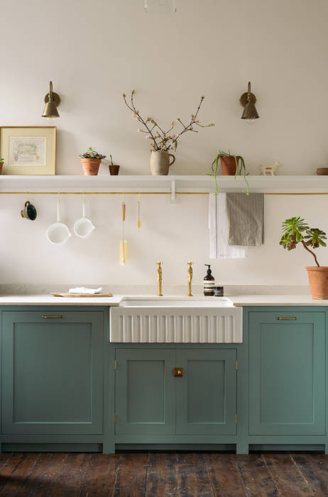 An Edwardian Villa in Cardiff deVOL Kitchens クラシックデザインの キッチン hanging rail,brass rail,belfast sink,fluted sink,silestone,quartz,shaker cupboards,open shelving