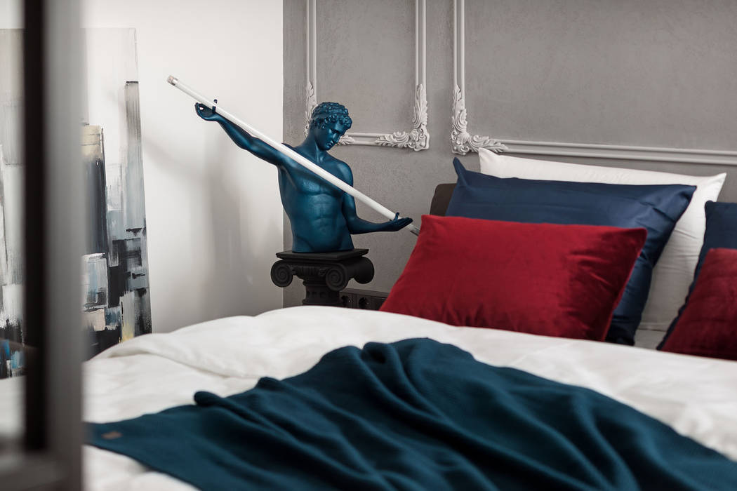 Neoclassical Virility , V.Concept studio V.Concept studio Ausgefallene Schlafzimmer Textil Blau Betten und Kopfteile