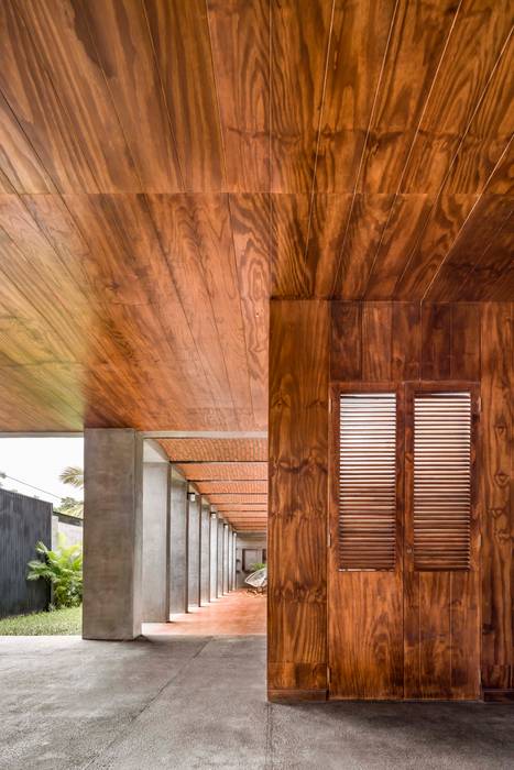 Casa Ataúlfo, Apaloosa Estudio de Arquitectura y Diseño Apaloosa Estudio de Arquitectura y Diseño Modern corridor, hallway & stairs