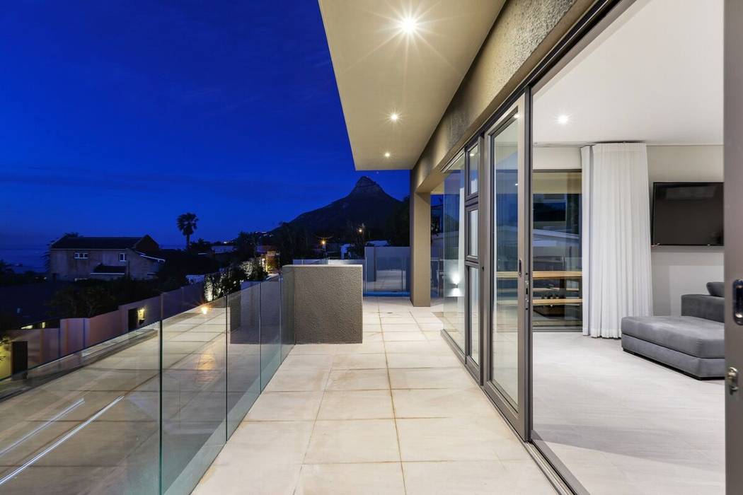 The modern Camps Bay home with a 12 Apostles view , FRANCOIS MARAIS ARCHITECTS FRANCOIS MARAIS ARCHITECTS Balkon