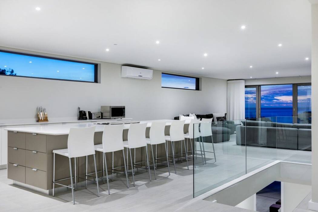 The modern Camps Bay home with a 12 Apostles view FRANCOIS MARAIS ARCHITECTS Modern dining room
