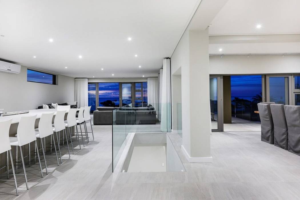 The modern Camps Bay home with a 12 Apostles view FRANCOIS MARAIS ARCHITECTS Modern dining room