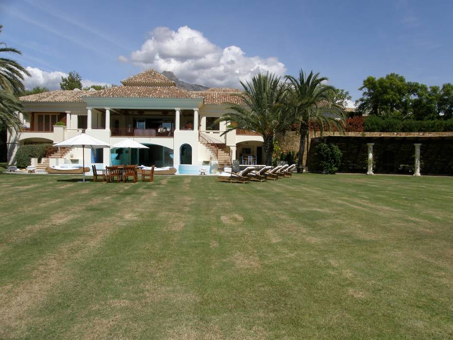 Lomas de Marbella, Estudio de Arquitectura Juan Ligués Estudio de Arquitectura Juan Ligués Front garden