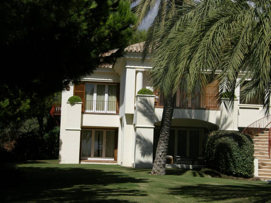Lomas de Marbella, Estudio de Arquitectura Juan Ligués Estudio de Arquitectura Juan Ligués Jardines delanteros